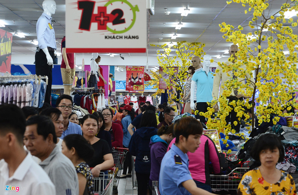 Sắm Tết ngày chủ nhật cuối cùng của năm: Mất gần cả giờ để trả tiền