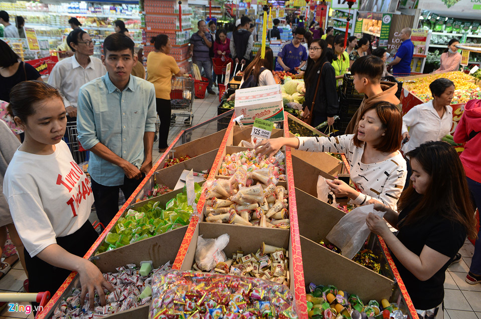 Sắm Tết ngày chủ nhật cuối cùng của năm: Mất gần cả giờ để trả tiền