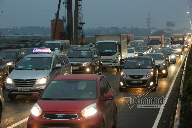 Xế hộp dàn hàng 5 chôn chân đầu cao tốc Pháp Vân