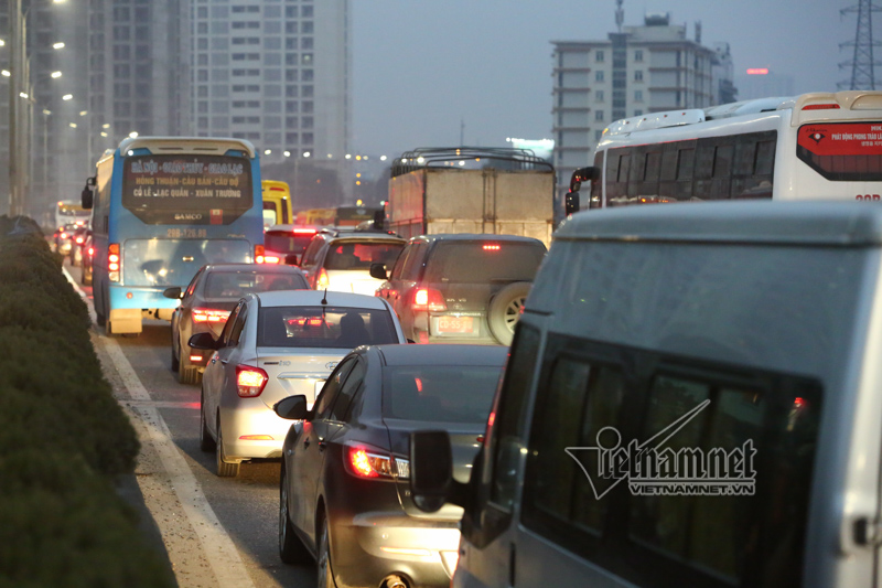 Xế hộp dàn hàng 5 chôn chân đầu cao tốc Pháp Vân