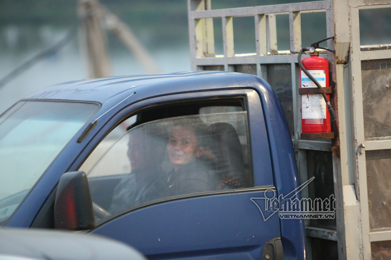 Xế hộp dàn hàng 5 chôn chân đầu cao tốc Pháp Vân