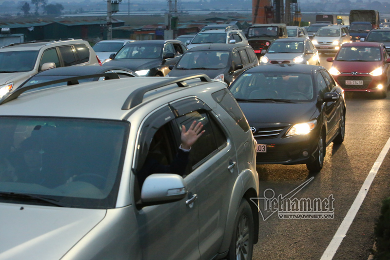 Xế hộp dàn hàng 5 chôn chân đầu cao tốc Pháp Vân