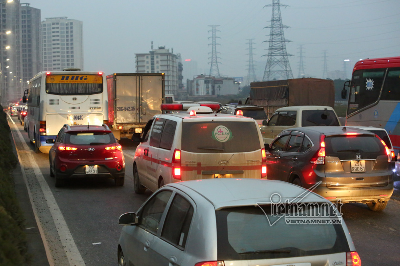 Xế hộp dàn hàng 5 chôn chân đầu cao tốc Pháp Vân