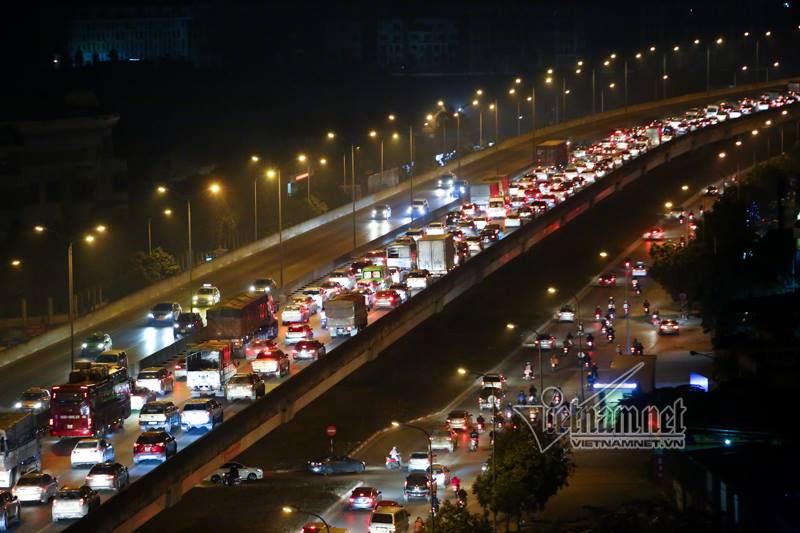 Xế hộp dàn hàng 5 chôn chân đầu cao tốc Pháp Vân