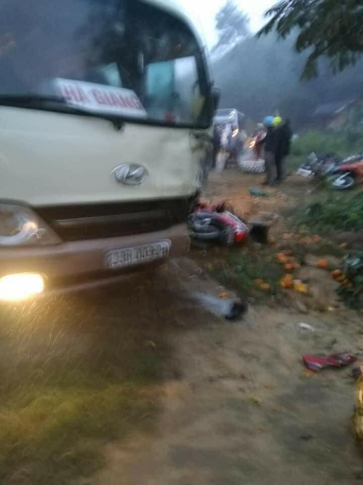 Xe máy đối đầu xe khách, 2 người chết