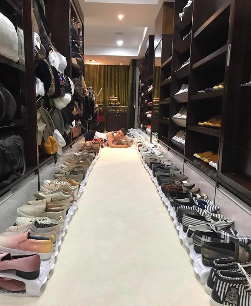 Sốc với những tủ đồ trị giá bạc tỷ của Hồ Ngọc Hà, Ngọc Trinh... Sốc với những tủ đồ trị giá bạc tỷ của Hồ Ngọc Hà, Ngọc Trinh...
