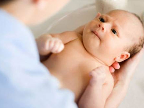 Tắm thế nào để trẻ nhỏ không bị viêm phổi trong mùa đông