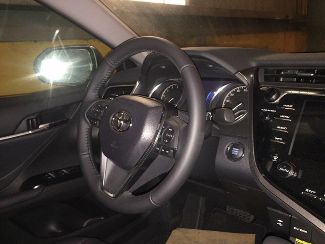 Toyota Camry 2018 vừa về Việt Nam được bán giá cao hơn Mercedes-Benz E200