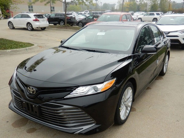 Toyota Camry 2018 vừa về Việt Nam được bán giá cao hơn Mercedes-Benz E200