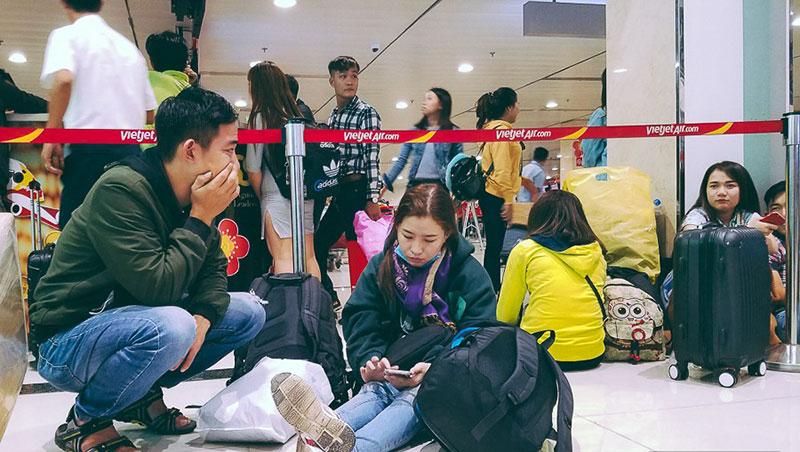 Hành khách phát khóc vì đi máy bay Tết còn khổ hơn xe đò: dăm lần bảy lượt delay, vạ vật cả ngày đợi chờ mòn mỏi