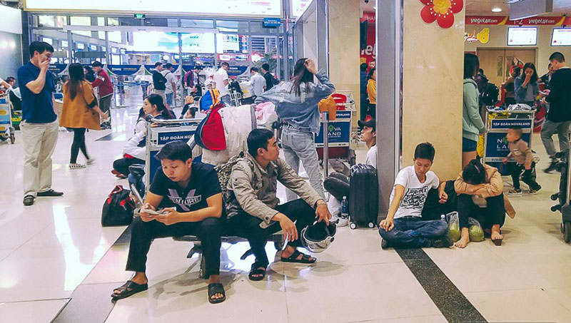 Hành khách phát khóc vì đi máy bay Tết còn khổ hơn xe đò: dăm lần bảy lượt delay, vạ vật cả ngày đợi chờ mòn mỏi