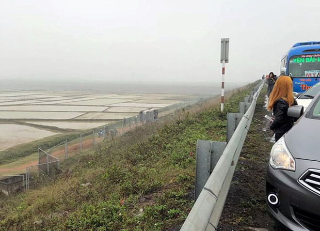 Ôtô chở khách bay khỏi đường cao tốc Nội Bài - Lào Cai