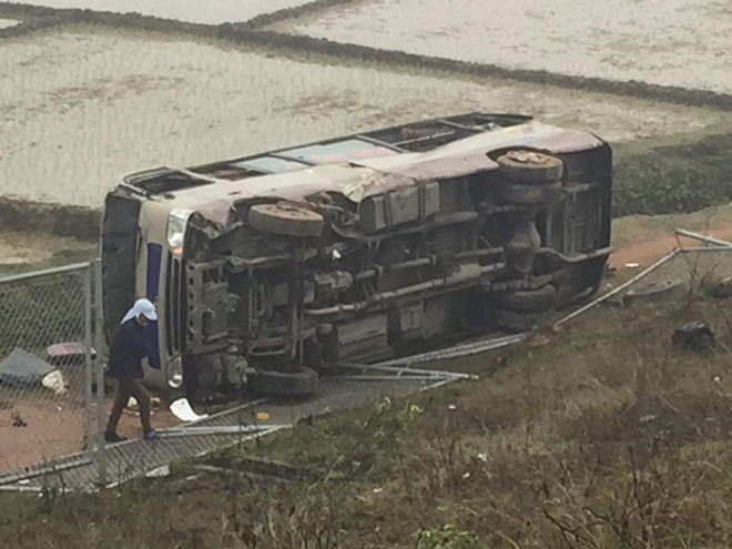 Ôtô chở khách bay khỏi đường cao tốc Nội Bài - Lào Cai