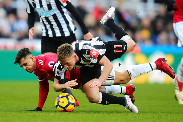 Hậu vệ Newcastle chê MU kém hơn cả Arsenal và Man City