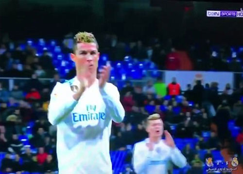Ronaldo lắc đầu, chế giễu khán giả chê Benzema