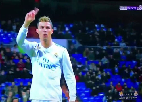 Ronaldo lắc đầu, chế giễu khán giả chê Benzema