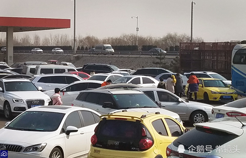 Cao tốc TQ ngày Tết: Mất một giờ xếp hàng mới ăn được bát mì