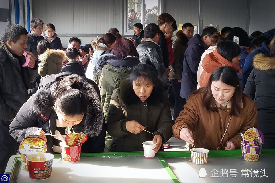 Cao tốc TQ ngày Tết: Mất một giờ xếp hàng mới ăn được bát mì