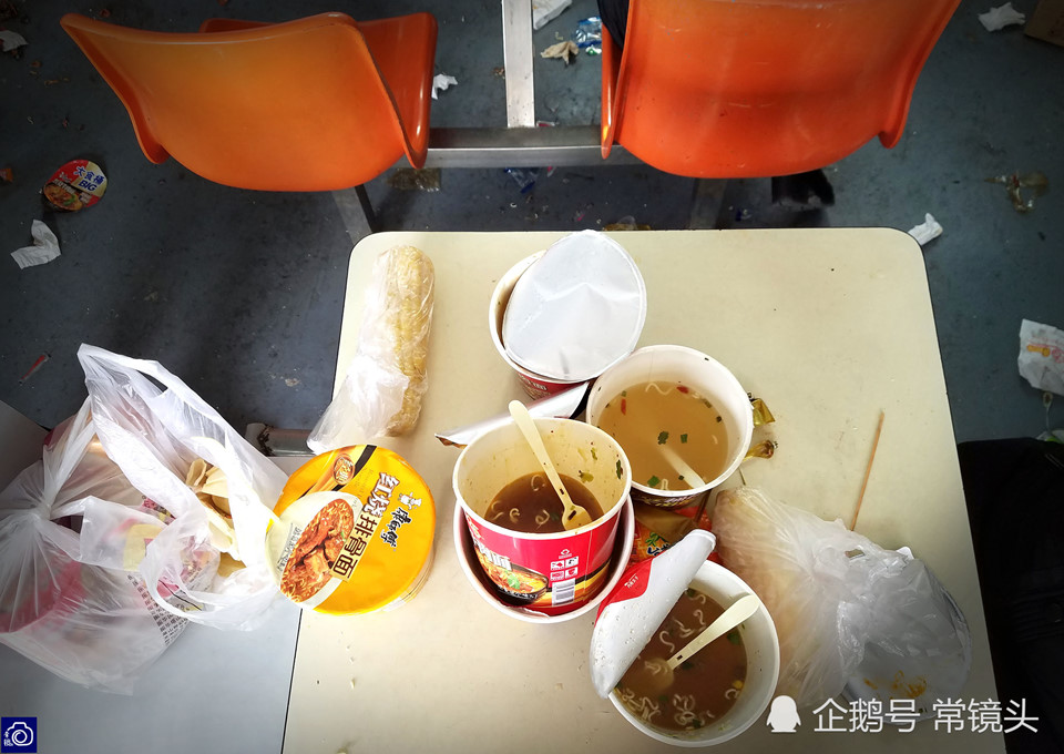 Cao tốc TQ ngày Tết: Mất một giờ xếp hàng mới ăn được bát mì