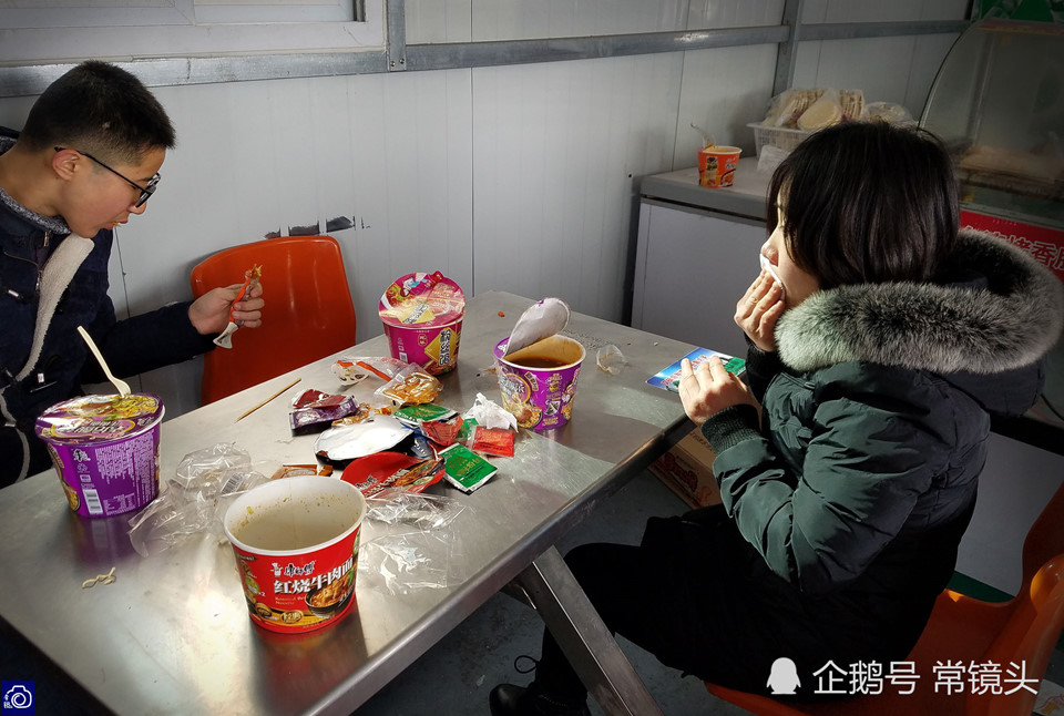 Cao tốc TQ ngày Tết: Mất một giờ xếp hàng mới ăn được bát mì