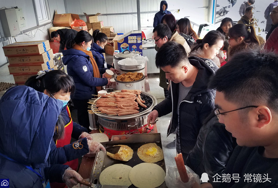 Cao tốc TQ ngày Tết: Mất một giờ xếp hàng mới ăn được bát mì