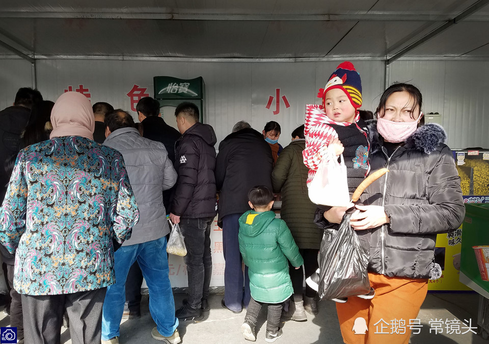 Cao tốc TQ ngày Tết: Mất một giờ xếp hàng mới ăn được bát mì