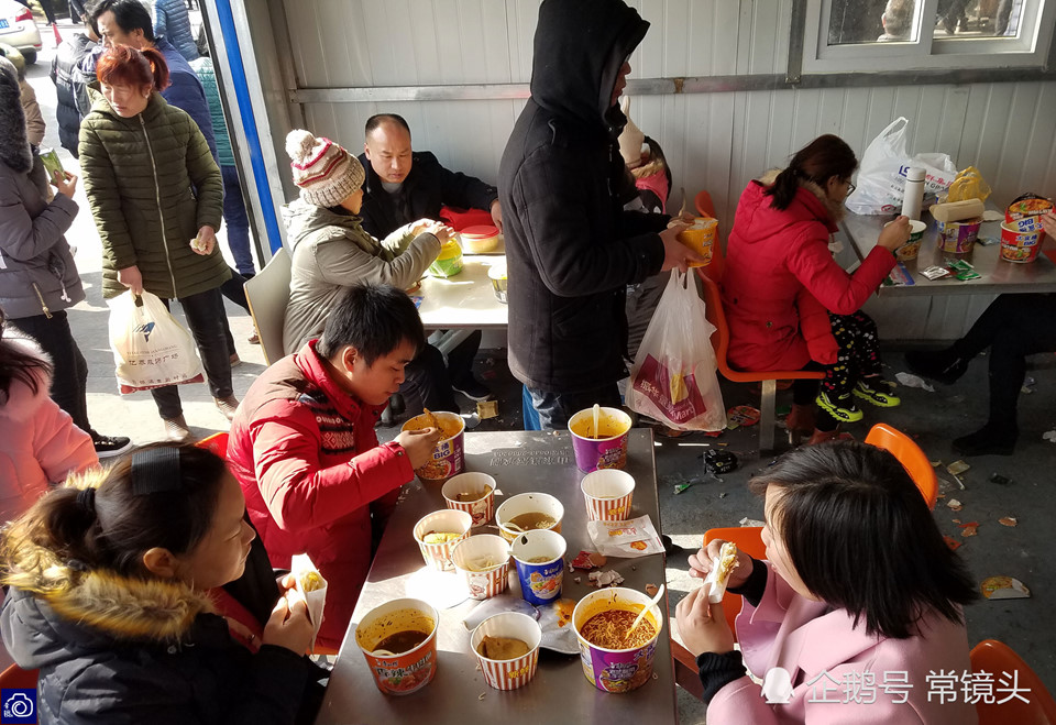 Cao tốc TQ ngày Tết: Mất một giờ xếp hàng mới ăn được bát mì