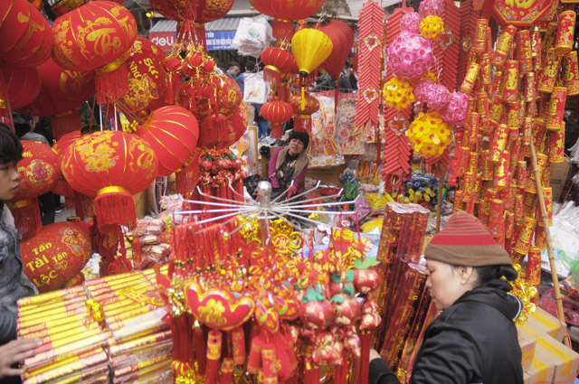 Ảnh: Chợ hoa phố cổ Hà thành ken đặc người ngày giáp Tết