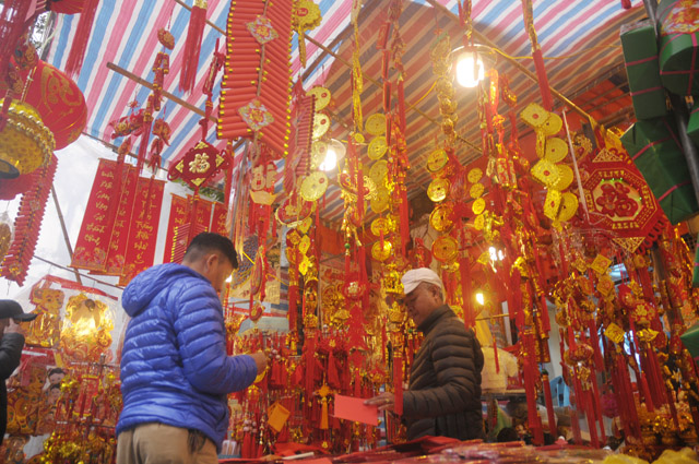 Ảnh: Chợ hoa phố cổ Hà thành ken đặc người ngày giáp Tết