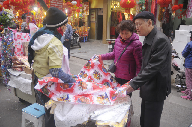 Ảnh: Chợ hoa phố cổ Hà thành ken đặc người ngày giáp Tết