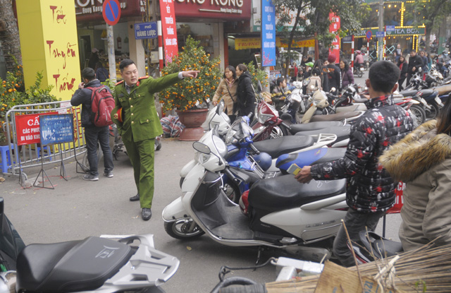 Ảnh: Chợ hoa phố cổ Hà thành ken đặc người ngày giáp Tết