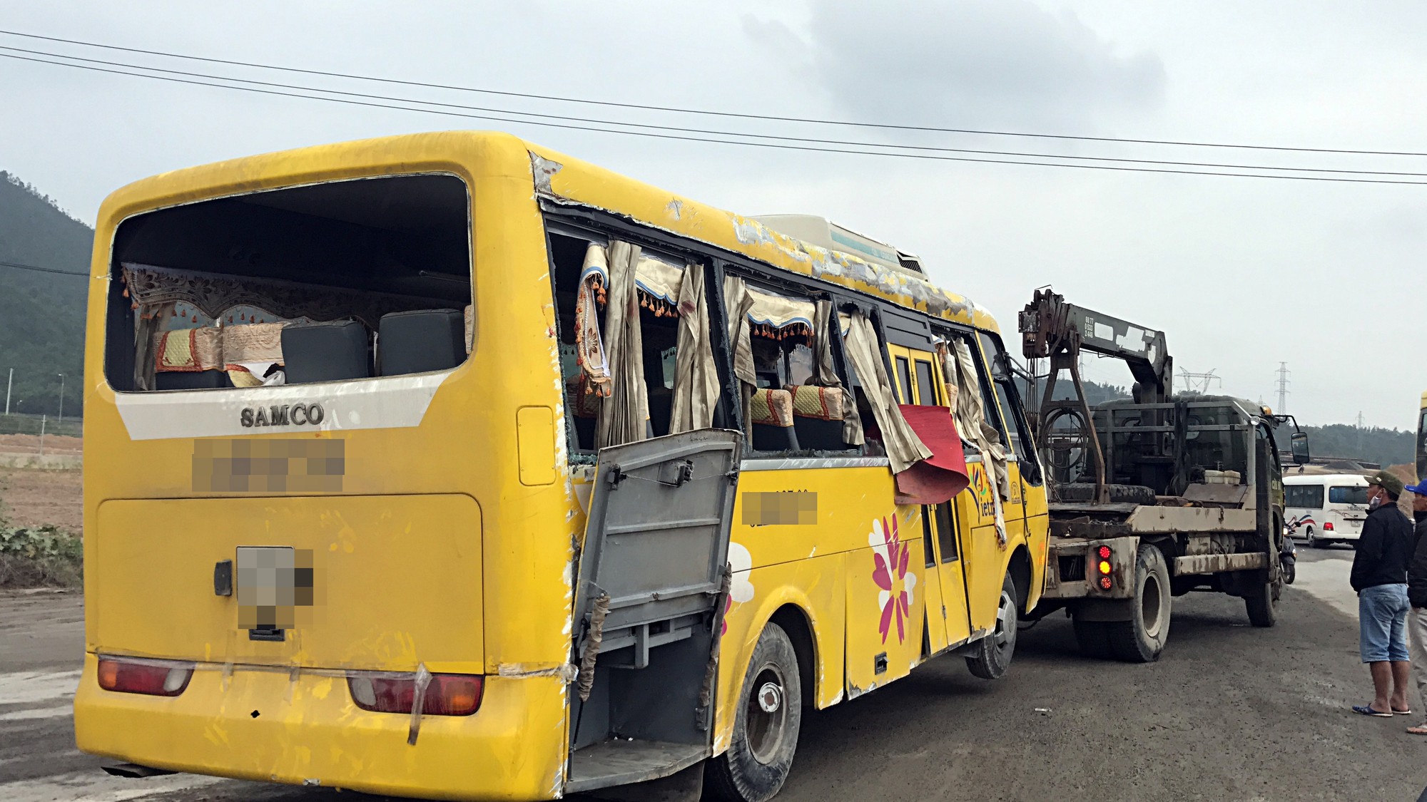 Chùm ảnh: Hiện trường vụ lật xe kinh hoàng ngày giáp Tết khiến 2 người chết, 11 người bị thương ở Đà Nẵng