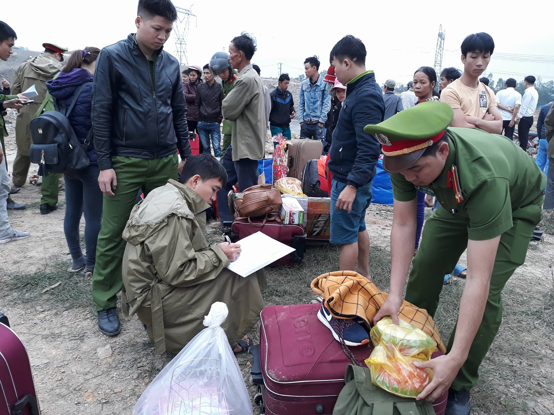 Chùm ảnh: Hiện trường vụ lật xe kinh hoàng ngày giáp Tết khiến 2 người chết, 11 người bị thương ở Đà Nẵng