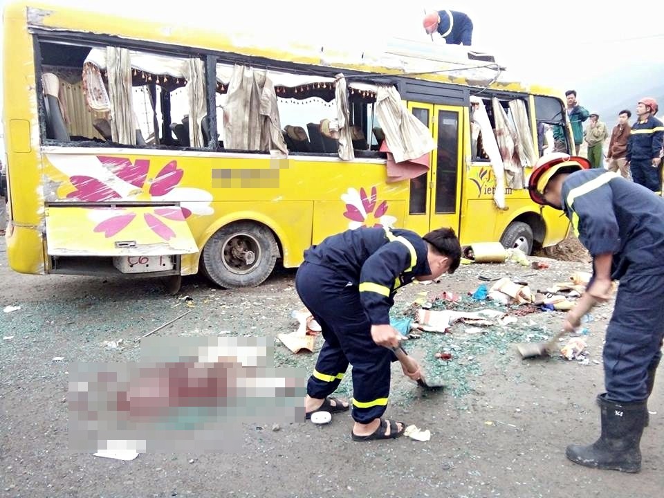 Chùm ảnh: Hiện trường vụ lật xe kinh hoàng ngày giáp Tết khiến 2 người chết, 11 người bị thương ở Đà Nẵng