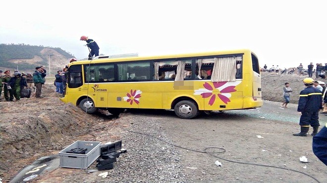 Chùm ảnh: Hiện trường vụ lật xe kinh hoàng ngày giáp Tết khiến 2 người chết, 11 người bị thương ở Đà Nẵng