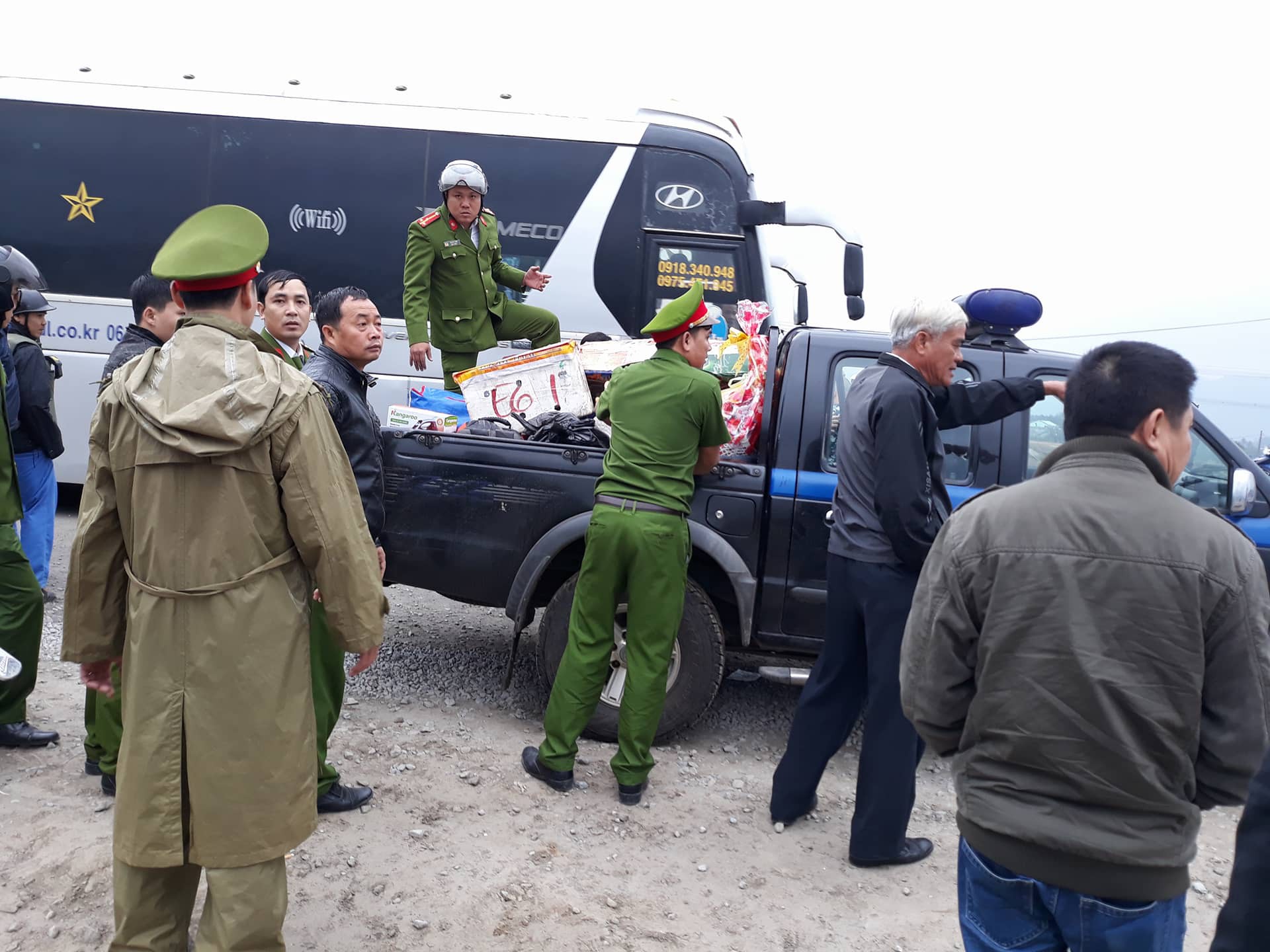 Chùm ảnh: Hiện trường vụ lật xe kinh hoàng ngày giáp Tết khiến 2 người chết, 11 người bị thương ở Đà Nẵng