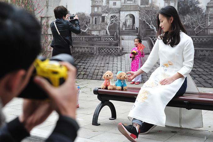 Phố bích họa ở trung tâm Hà Nội nhộn nhịp ngày gần Tết