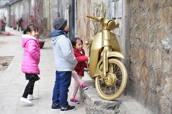 Phố bích họa ở trung tâm Hà Nội nhộn nhịp ngày gần Tết