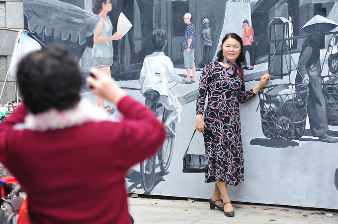 Phố bích họa ở trung tâm Hà Nội nhộn nhịp ngày gần Tết