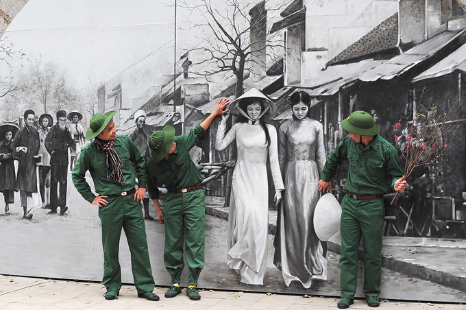 Phố bích họa ở trung tâm Hà Nội nhộn nhịp ngày gần Tết