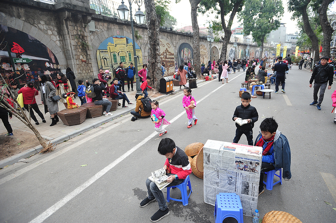 Phố bích họa ở trung tâm Hà Nội nhộn nhịp ngày gần Tết