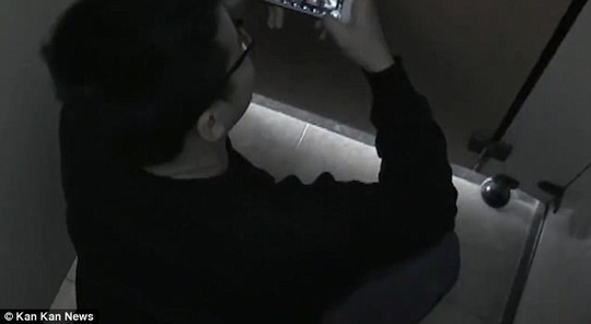 Mê chơi game đến mức ruột già tụt ra ngoài