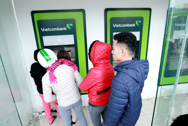 Ảnh: Cám cảnh công nhân xếp hàng dài rút tiền ATM về quê ăn Tết