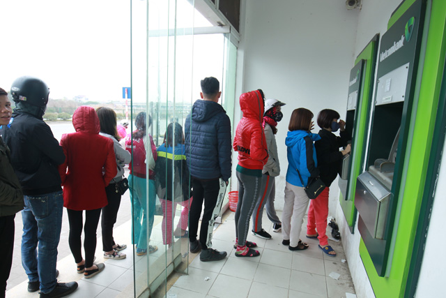 Ảnh: Cám cảnh công nhân xếp hàng dài rút tiền ATM về quê ăn Tết