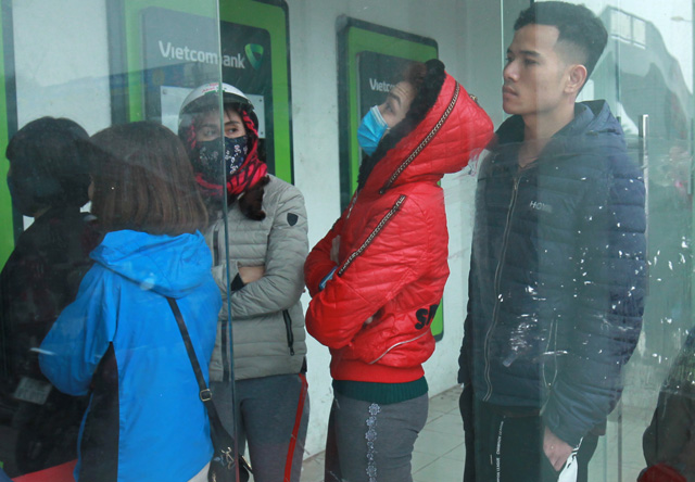 Ảnh: Cám cảnh công nhân xếp hàng dài rút tiền ATM về quê ăn Tết
