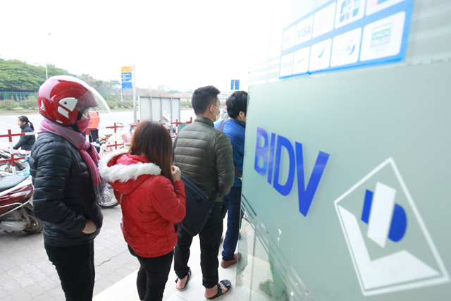 Ảnh: Cám cảnh công nhân xếp hàng dài rút tiền ATM về quê ăn Tết