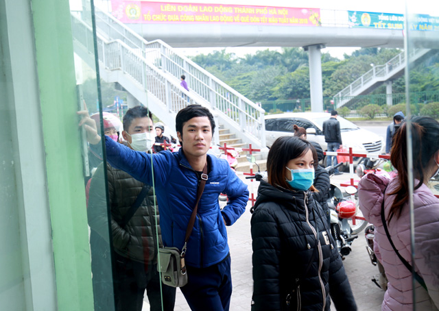 Ảnh: Cám cảnh công nhân xếp hàng dài rút tiền ATM về quê ăn Tết