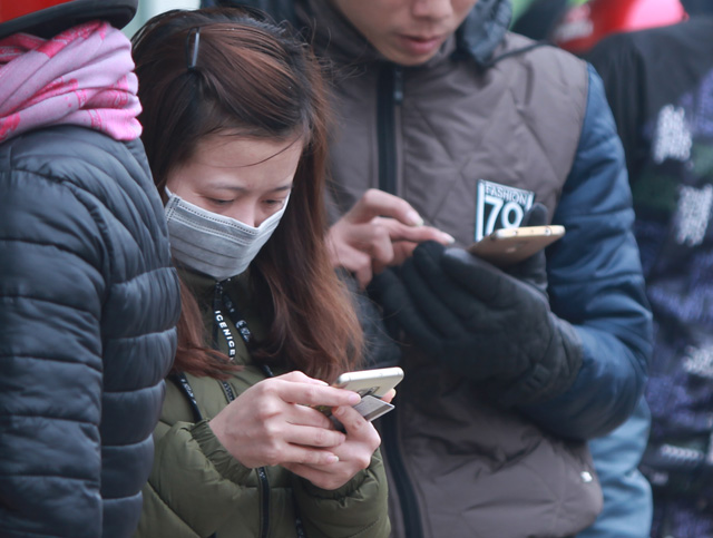 Ảnh: Cám cảnh công nhân xếp hàng dài rút tiền ATM về quê ăn Tết