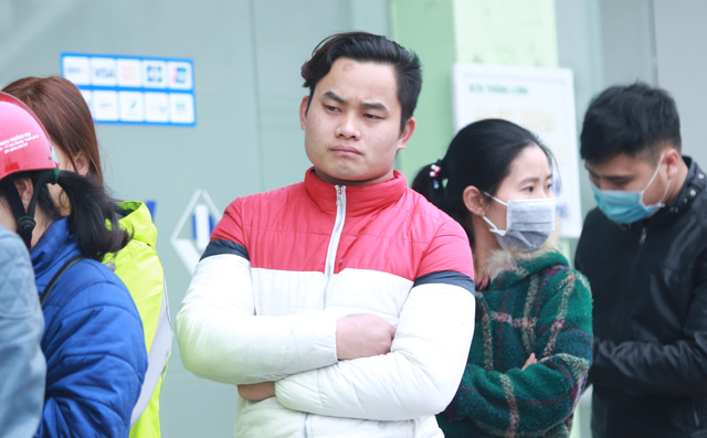 Ảnh: Cám cảnh công nhân xếp hàng dài rút tiền ATM về quê ăn Tết