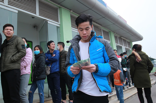 Ảnh: Cám cảnh công nhân xếp hàng dài rút tiền ATM về quê ăn Tết